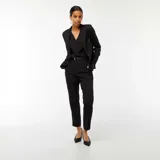 Pantalón pitillo negro con dos bolsillos laterales y dos bolsillos traseros.