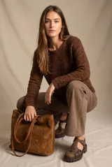 Sweater oversize de tejido de punto color blanco con diseño calado de ondas y cuello redondo, de manga larga.