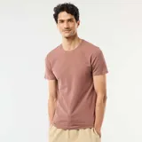Remera lisa de manga corta y cuello redondo en color marrón claro, de corte slim fit.