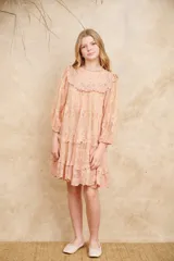 Vestido corto de encaje color durazno, con diseño de volados en capas, mangas largas abullonadas y cuello redondo con detalles bordados.