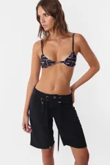 Short tipo bermuda recta de largo jort, color gris, tiro medio. Tiene cordón con punteras y tancas metálicas, cierre y botón. Incluye pasacintos, bolsillos laterales delanteros y dos bolsillos traseros. Detalle de llavero TW.
