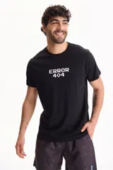 Remera negra de algodón de manga corta, con cuello redondo y estampa frontal con texto en estilo pixelado.
