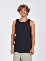 Musculosa negra de corte clásico, con cuello redondo y sisas amplias.