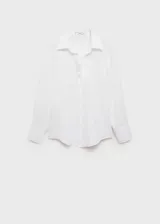 Camisa blanca de lino de corte regular y diseño recto, con cuello camisero, cierre frontal de botones ocultos y mangas largas con puños abotonados.