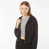 Buzo negro cropped con capucha, cierre frontal y bolsillo tipo canguro.