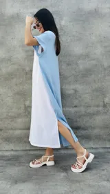 Vestido largo blanco con mangas cortas negras y corte holgado.