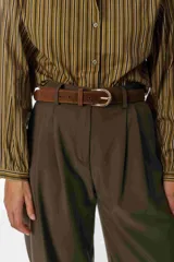 Cinturón de gamuza color marrón con hebilla metálica dorada y costuras a tono.