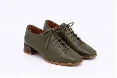 Zapatos acordonados de cuero color verde militar, con taco cuadrado de madera de 3 cm, punta cuadrada y cordones al tono.