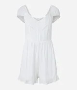 Mono corto blanco de viscosa con escote en V, mangas cortas abullonadas, detalles de encaje en el corpiño y volados en el ruedo.