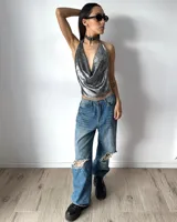 Top de fiesta color plateado con acabado metalizado, diseño halter con cuello drapeado y espalda descubierta.
