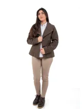 Blazer marrón de corte entallado, con cuello solapa y cierre frontal con dos botones.