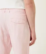 Bermuda de hombre en lino color gris claro, de corte recto, con textura discreta, bolsillos laterales y cierre frontal con botón y cremallera.