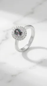 Anillo de plata 925 con piedra central de topacio místico en corte ovalado, rodeada por un halo de circonias brillantes.