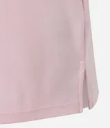 Remera de manga corta con cuello redondo, confeccionada en algodón peruano con acabado suedine. Diseño básico sin estampa, de corte clásico y textura suave.
