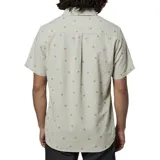 Camisa beige de manga corta con estampado floral en color ladrillo, cuello clásico y bolsillo en el pecho. Cierre frontal con botones marrones.