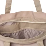 Bolso tipo tote color beige con bolsillo frontal de parche con cierre y asa de hombro.