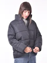 Campera puffer negra con cuello alto y cierre frontal con cremallera. Diseño acolchado con bolsillos laterales.