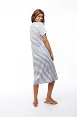 Vestido midi a rayas horizontales grises y blancas, de corte recto y manga corta.