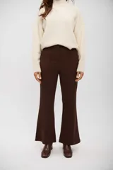 Pantalon de vestir color marrón chocolate, de corte recto y tiro alto, con costuras frontales verticales y bolsillos laterales.