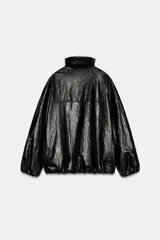 Chaqueta tipo bomber de efecto cuero brillante, con cuello alto, manga larga con puños elásticos y cierre frontal con cremallera y botones ocultos bajo solapa. Cuenta con bolsillos delanteros y bajo ajustable con cordón elástico.