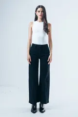 Jeans de denim negro de tiro alto y corte wide leg, con diseño de pernera ancha.