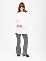 Buzo de tejido de punto tipo waffle en color negro, con cuello redondo, mangas largas y corte holgado.