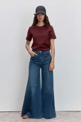 Remera básica de manga corta y cuello redondo, color bordó.