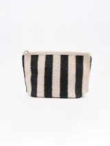 Neceser rectangular con cierre superior, confeccionado en tejido tipo rafia a rayas verticales en tonos beige y negro.