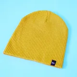 Gorro tipo beanie de punto acanalado en color amarillo mostaza, con etiqueta pequeña con logo N+ en el borde inferior.