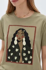 Remera de algodón de manga corta, color blanco, con cuello redondo y estampado frontal ilustrado con una mujer de perfil.