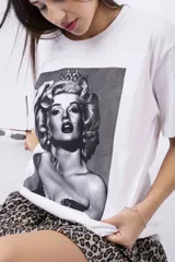 Remera negra de corte holgado con estampado frontal en blanco y negro de una mujer con corona.