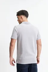 Remera polo de manga corta con textura tipo waffle, color marrón, con cuello clásico y logo bordado en el pecho.