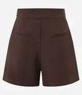 Short sastre de cintura alta con estructura definida, bolsillos laterales decorados con tachuelas metalizadas y recortes delanteros con costura aparente.