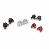 Set de aros de acero con forma de rosa en color negro, rojo, dorado y transparente.