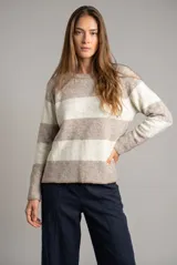 Sweater de punto con diseño de rayas horizontales anchas en color bordó y beige. Presenta cuello redondo con detalle de lurex, mangas largas y puños y ruedo acanalados.