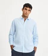 Camisa de manga larga Marfinno con cuello camisero y cierre frontal de botones. Confeccionada en tejido plano de lino y algodón.