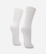 Par de medias de caña mediana confeccionadas en viscosa con textura acanalada y diseño sin costuras.