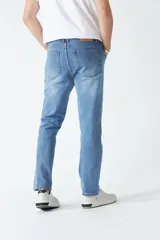 Pantalón de jean negro de corte recto, tiro medio y efecto lavado.