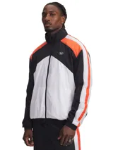 Campera deportiva Under Armour Icon Wvn Track para hombre, de corte clásico, con cierre frontal completo, cuello alto, paneles de color blanco, negro y naranja, y logo de la marca en el pecho.