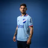 Camiseta de fútbol Umbro del Club Nacional de Football, modelo Away 3. Diseño celeste con detalles en azul y rojo en cuello y mangas. Incluye logo de Umbro, escudo del club y sponsor Antel en el frente.
