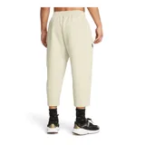 Pantalón deportivo tipo capri de Under Armour, confeccionado en tejido de doble punto elástico y transpirable. Presenta un diseño holgado con cintura elástica, bolsillos laterales abiertos y un bolsillo adicional con cierre en la pierna derecha. Incluye el logo de la marca en el muslo.