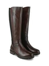 Bota de caña alta color marrón chocolate, confeccionada en cuero con detalles de textura tipo reptil en el talón y panel elástico lateral. Presenta suela track dentada de goma.