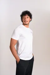 Remera de manga corta y cuello redondo, color blanco, con logo de la marca Original Penguin estampado en pequeño en el pecho.