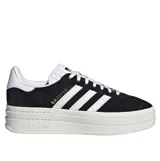 Championes Adidas Gazelle Bold de gamuza negra con plataforma alta de triple capa en color blanco off-white, tres franjas laterales blancas y la inscripción "Gazelle" en letras doradas.