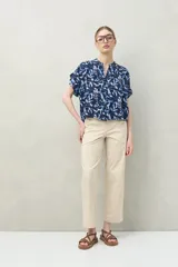 Pantalón negro de algodón con calce recto y relajado, tiro medio/alto, bolsillos de parche en la parte delantera y puños anchos.