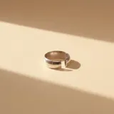 Anillo abierto de diseño minimalista, fabricado en plata 925 con acabado pulido.
