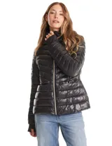 Campera puffer con acabado satinado de alto brillo, diseño capitoneado con líneas horizontales y en V. Cuenta con cierre frontal metálico, capucha fija, bolsillos laterales con cierre invisible y puños internos elastizados con abertura para el pulgar.