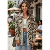 Sobre camisa de pana con estampado animal print, de corte suelto y manga larga. Presenta cuello italiano, cierre frontal con botones y bolsillos en el pecho.