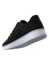 Championes Under Armour modelo W Tempo, de diseño inspirado en el baloncesto con parte superior de cuero suave en color negro y entresuela de espuma blanca.