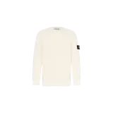 Sweater Stone Island de punto acanalado en color blanco, con cuello redondo, manga larga y el característico parche con el logotipo de la marca en la manga izquierda.